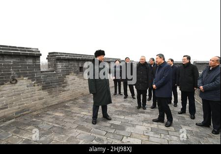 Taiyuan, province chinoise du Shanxi.27th janvier 2022.Le président chinois Xi Jinping, également secrétaire général du Comité central du Parti communiste de Chine (PCC) et président de la Commission militaire centrale, visite les anciens remparts de la ville de Pingyao, dans la province du Shanxi au nord de la Chine, le 27 janvier 2022.Xi souhaite la bienvenue à tous les Chinois lors de sa visite dans la province du Shanxi, du mercredi au jeudi.Crédit: XIE Huanchi/Xinhua/Alay Live News Banque D'Images