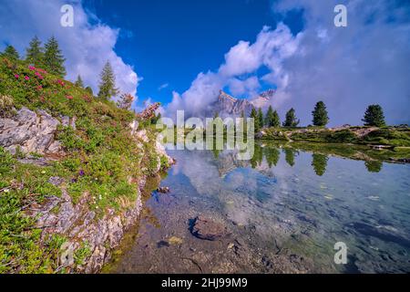 Vue sur le lac Limedes, Lago di Limides, le sommet de Lagazuoi, couvert de nuages, au loin. Banque D'Images
