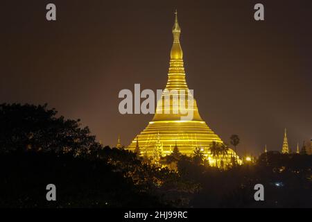 La Pagode Shwedagon à Yangon, Myanmar, nuit Banque D'Images