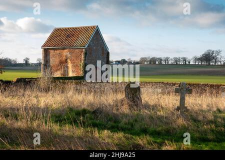 Les vestiges du Prieuré de l'église du Prieuré de St Mary Letheringham, entouré de terres agricoles luxuriantes, Suffolk, Royaume-Uni Banque D'Images