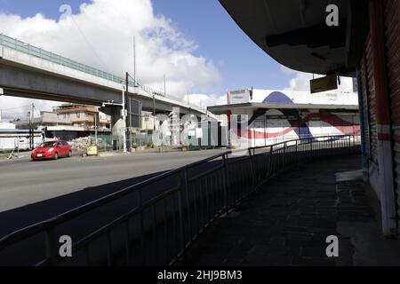 Curepipe – l'avenue Sivananda est fermée (sauf aux résidents) entre la jonction du A10 et du chemin Royal et la jonction de l'avenue Sivananda Banque D'Images