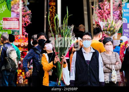 Hong Kong, Chine.27th janvier 2022.Les gens achètent des fleurs et des décorations pour la maison et se préparent pour le nouvel an chinois.Le nouvel an lunaire tombera le 1st 2022 février et accueillera l'année du tigre.(Image de crédit : © Keith Tsuji/ZUMA Press Wire) Banque D'Images