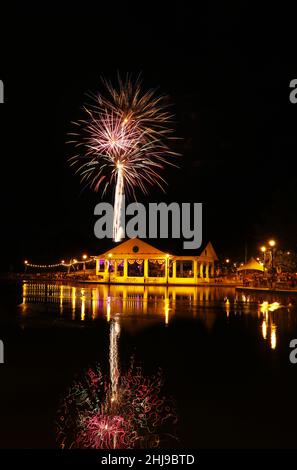 Feux d'artifice au-dessus du pavillon Shawnee Park.4th juillet, fête de l'indépendance.Shawnee Park, Xenia, Dayton, Ohio, États-Unis.Notez que certaines personnes ont un mouvement bl Banque D'Images