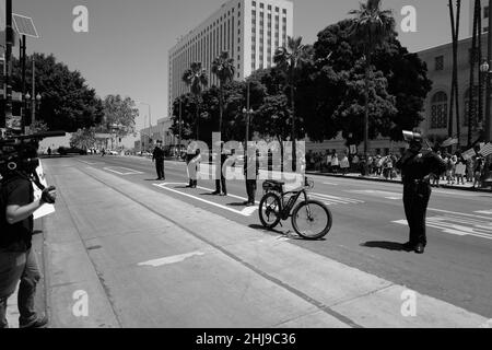 Les manifestations de Covid à Los Angeles les temps impairs de l'histoire mondiale avec les Covid-19 personnes ne sont pas heureux et la police est en vigueur Banque D'Images