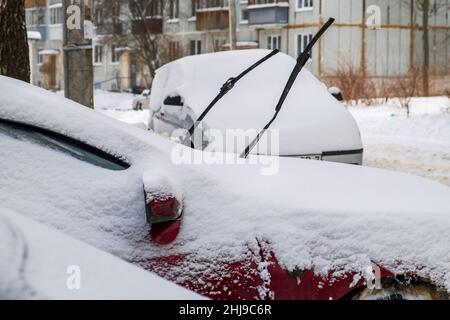 Voitures sous la neige avec les essuie-glaces relevés Banque D'Images