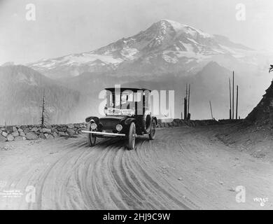 Detroit Electric auto sur une visite promotionnelle à travers les montagnes de Seattle à Mt.Rainier - 1919 Banque D'Images