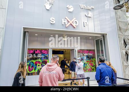 Miami Florida Design District shopping shoppers Off-White designer Virgile Abloh vêtements à l'extérieur de l'entrée extérieure magasin clients file d'attente Banque D'Images