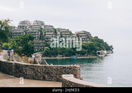 Budva, Monténégro - septembre 2021 : vue sur les appartements, complexe hôtelier et complexe Dukley Gardens depuis le quai en basse saison touristique Banque D'Images