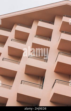 Image verticale des détails de la façade géométrique moderne.Construction en fonctionnalisme style d'architecture comme fond urbain Banque D'Images