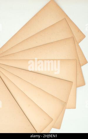 pages de livre vintage texturées sur toile blanche, disposées comme un ventilateur Banque D'Images