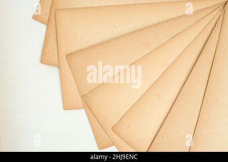 pages de livre vintage texturées sur toile blanche, disposées comme un ventilateur Banque D'Images