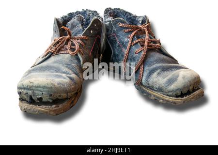 Paire isolée de bottes sales.Vieilles chaussures en cuir bleu foncé avec lacets marron variables sur fond blanc.Le concept de pauvreté, sans-abri, Banque D'Images