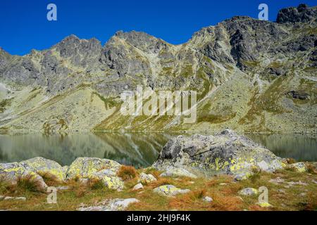 Velke Hincovo pleso dans la vallée de Hincova.Montagnes Slovaques du Haut Tatra. Banque D'Images