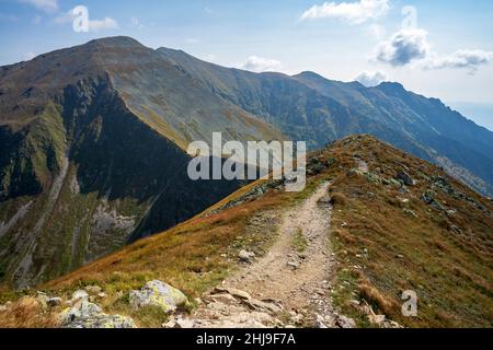 Sentier Ridge sur Jarzabczy Wierch dans les Tatras occidentaux.Slovaquie. Banque D'Images