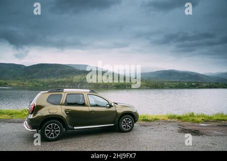 Kroderen, Norvège. Voiture Renault Duster SUV garée près du lac Kroderen dans la campagne norvégienne Paysage. Kroderfjorden dans la municipalité de Krodsherad in Banque D'Images