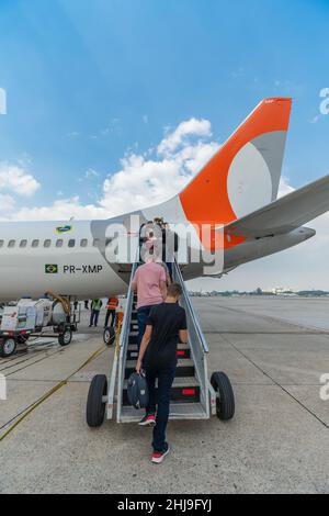 Sao Paulo, SP, Brésil - 13 octobre 2021 : passagers grimpant les escaliers pour monter à bord par la porte arrière de l'avion de la compagnie aérienne Gol à l'aéroport de Congonhas Banque D'Images