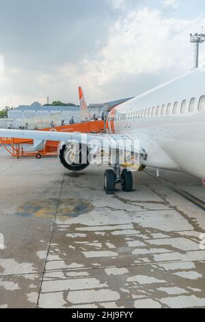 Sao Paulo, SP, Brésil - 13 octobre 2021 : avion de la compagnie aérienne Gol à l'aéroport de Congonhas en cours d'embarquement. Banque D'Images