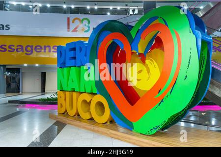 Recife, PE, Brésil - 13 octobre 2021 : panneau touristique portant le nom de l'État de Pernambuco et un coeur coloré au rez-de-chaussée de l'air international Banque D'Images