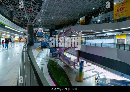 Recife, PE, Brésil - 13 octobre 2021 : vue panoramique sur les étages de l'aéroport international de Recife, REC, Guarararapes. Banque D'Images