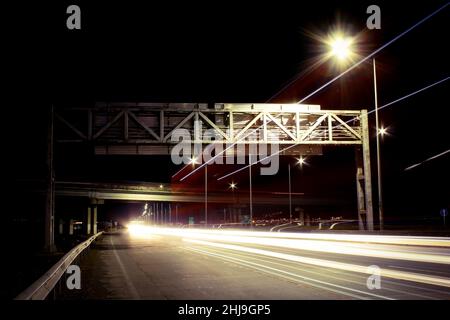 Scène nocturne avec pistes de feux de circulation.Vue sur l'autoroute la nuit. Banque D'Images