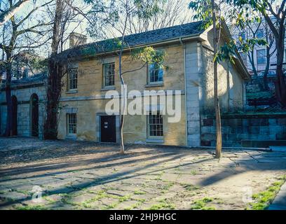 L'image est de la maison de campagne du capitaine Cadman, située dans le quartier historique des Rocks de Sydney, un exemple précoce des bâtiments coloniaux officiels et notée comme la plus ancienne maison de Sydney datant de 1816.La maison était à l'origine utilisée comme poste de police au bord de l'eau pour contrôler les bateaux du gouvernement, leurs opérations et leurs équipages étant la résidence du Coxswain du gouvernement.John Cadman était le plus longtemps au service de Coxswain. Initialement transporté en Nouvelle-Galles du Sud comme condamné, il a été pardonné en 1814.Il a été nommé Coxswain en 1827 et a servi jusqu'en 1845 en tant que résident de sa famille au Cottage Banque D'Images