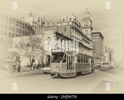 L'image est celle de Swanston Street, animée par une activité dans la ville de Melbourne, en Australie Banque D'Images