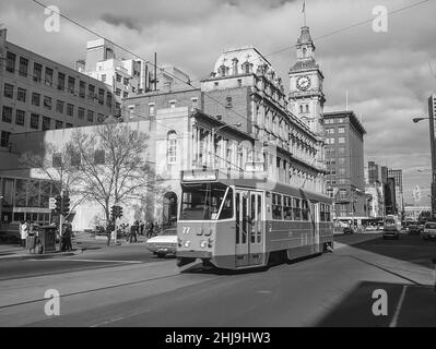 L'image est celle de Swanston Street, animée par une activité dans la ville de Melbourne, en Australie Banque D'Images