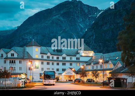 Eidfjord, Comté de Hordaland, région de Hardanger, Hardangerfjord, Norvège.Hôtel de qualité en bois Voringfoss dans la campagne norvégienne dans la nuit d'été. Banque D'Images