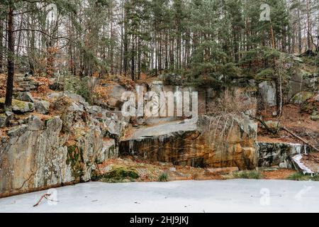 Rock relief appelé Bretschneiderovo ucho, Bretschneider Ear, dans la forêt près de Lipnice nad Sazavou, République Tchèque.destination touristique dans la campagne Tchèque Banque D'Images