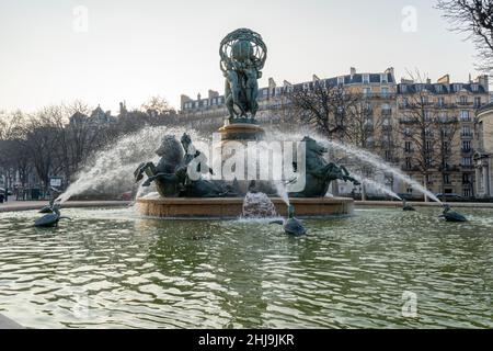 Paris, France - 01 15 2022 : Esplanade Gaston Monnerville.Vue sur la fontaine des quatre parties du monde près du jardin du Luxembourg Banque D'Images