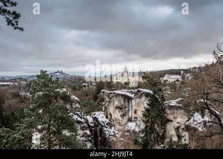 Renaissance château Hruba Skala situé sur le sol de grès dans Cesky raj, Bohemian Paradise, belle vue des formations rocheuses locales, Trosky Castle.Rock Banque D'Images