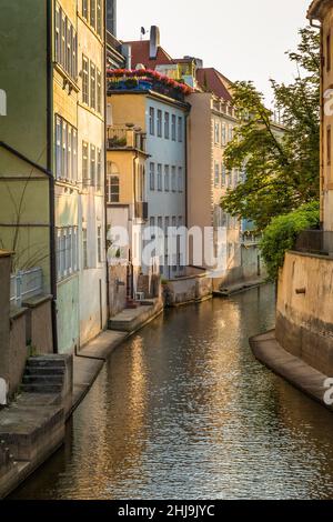 Maisons historiques le long de la crique de Vltava appelée Certovka, petite ville à Prague, République tchèque, Europe. Banque D'Images