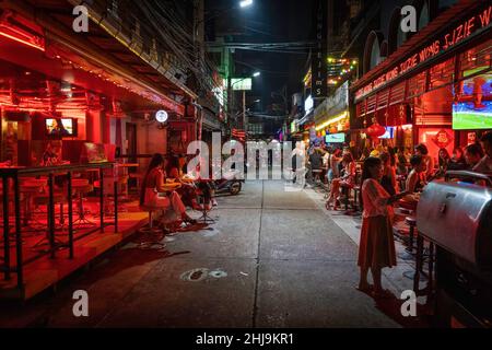 Bangkok, Thaïlande.29th janvier 2022.Clients et personnel du bar vus à Soi Cowboy.Tests ATK (Antigen Test Kit) obligatoires en écouvillon (coût :120 Thai Baht, $3,60) sont administrés à partir d'une station d'entrée temporaire à soi Cowboy, une rue infâme pour les touristes, la vie nocturne, et les bars qui ont été fermés pendant la plus grande partie des deux dernières années, car les entreprises de bar ont été régulièrement soumises à la fermeture pendant les lockboxes de COVID-19.Crédit : SOPA Images Limited/Alamy Live News Banque D'Images