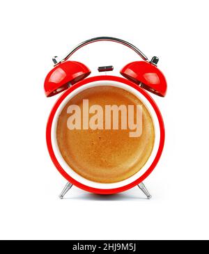 Gros plan sur un réveil rétro rouge avec mousse pour tasse à café espresso, cadran crème, isolé sur fond blanc, angle bas, vue avant Banque D'Images