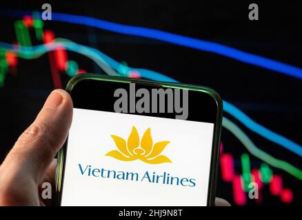 Chine.09th décembre 2021.Sur cette photo, le logo de la compagnie aérienne vietnamienne Vietnam Airlines est affiché sur un smartphone avec un graphique de l'indice boursier économique en arrière-plan.(Photo de Budrul Chukrut/SOPA Images/Sipa USA) crédit: SIPA USA/Alay Live News Banque D'Images
