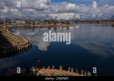 Srinagar, Inde.27th janvier 2022.Les résidents se reposent sur la rive du lac Nigeen pendant une journée d'hiver ensoleillée à Srinagar.(Photo de Saqib Majeed/SOPA Images/Sipa USA) crédit: SIPA USA/Alay Live News Banque D'Images