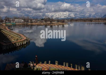 Srinagar, Inde.27th janvier 2022.Les résidents se reposent sur la rive du lac Nigeen pendant une journée d'hiver ensoleillée à Srinagar.(Image de crédit : © Saqib Majeed/SOPA Images via ZUMA Press Wire) Banque D'Images