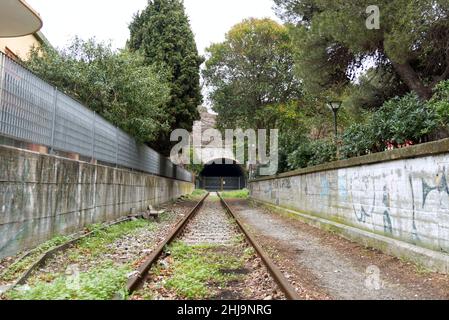 un tunnel ferroviaire abandonné au fond des voies Banque D'Images