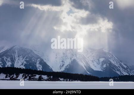 Vue spectaculaire sur les sommets de la chaîne de Grand Teton au-dessus du lac Jackson, parc national de Grand Teton, Wyoming, États-Unis Banque D'Images