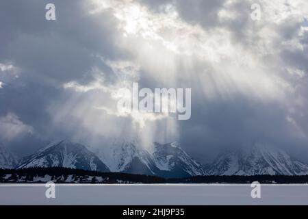 Vue spectaculaire sur les sommets de la chaîne de Grand Teton au-dessus du lac Jackson, parc national de Grand Teton, Wyoming, États-Unis Banque D'Images