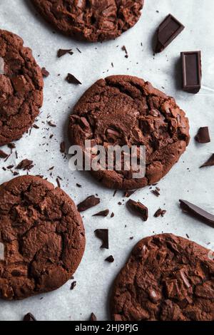 Photographie de nourriture de biscuits doublés de chocolat fraîchement sortis du four. Banque D'Images