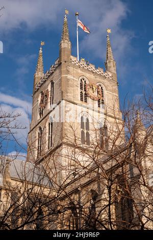 Southwark Cathedral, surplombant Borough Market sur la rive sud de la Tamise à l'est de Londres.La cathédrale anglicane a été construite dans le style gothique Banque D'Images