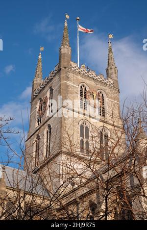 Southwark Cathedral, surplombant Borough Market sur la rive sud de la Tamise à l'est de Londres.La cathédrale anglicane a été construite dans le style gothique Banque D'Images