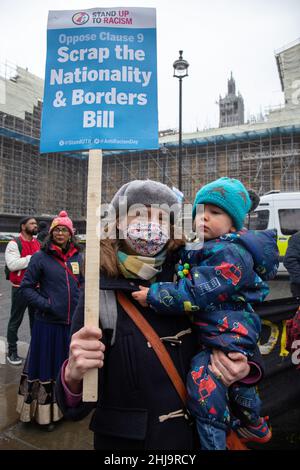 Londres, Angleterre, Royaume-Uni 27 janvier 2022 « la citoyenneté est un droit » : protestation contre le projet de loi sur la nationalité et les frontières, chambres du Parlement.Les manifestants se sont rassemblés pour écouter les orateurs qui comprenaient le député travailliste Richard Burgon de Leeds est Banque D'Images