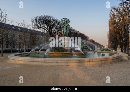 Paris, France - 01 15 2022 : Esplanade Gaston Monnerville.Vue sur la fontaine des quatre parties du monde près du jardin du Luxembourg Banque D'Images