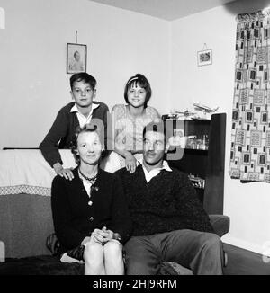 Leatherslade Farm, entre Oakley et Brill dans Buckinghamshire, refuge utilisé par les gangs, à 27 miles de la scène du crime, mardi 13th août 1963.Notre photo montre ...John Maris d'Oakley, avec sa femme et ses enfants, il a pu fournir à la police des informations sur la ferme.Le grand vol de train de 1963 a été le vol de 2,6 millions de livres d'un train de Royal Mail allant de Glasgow à Londres sur la ligne principale de la côte ouest dans les premières heures du 8th août 1963, au pont de chemin de fer de Bridego, à Ledburn, près de Mentmore dans Buckinghamshire, en Angleterre. Banque D'Images