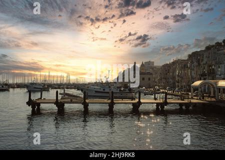 Magnifique lever de soleil qui illumine les maisons colorées du port de Procida Banque D'Images