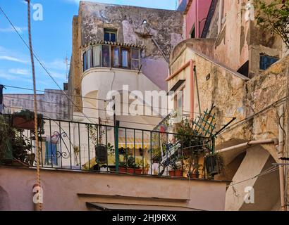 Les maisons colorées et caractéristiques de Procida sont définies comme une architecture spontanée, avec un caractère populaire Banque D'Images