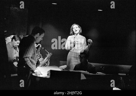 Chanteur Cleo Laine, répétition au Cool Elephant de Londres.8th juillet 1963. Banque D'Images