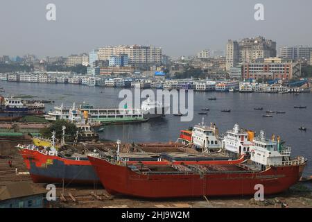 Dhaka, Bangladesh.27th janvier 2022.Vue générale d'un chantier naval sur les rives du fleuve Buriganga.l'industrie de la construction navale au Bangladesh se répand rapidement là où les travailleurs de tous âges travaillent ensemble.Les conditions de travail ne sont pas adaptées à quiconque car elles sont chaudes et souvent très dangereuses, et les travailleurs n'utilisent pas de protections de sécurité, ce qui entraîne souvent des accidents.Crédit : SOPA Images Limited/Alamy Live News Banque D'Images